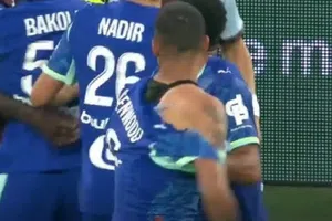 ¡Insólito! Greenwood hace entrada temeraria y rival le rompe la playera