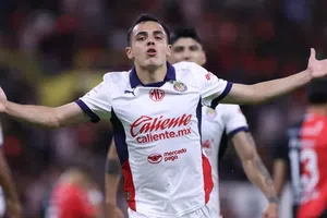 Hugo Camberos renovará contrato con Chivas