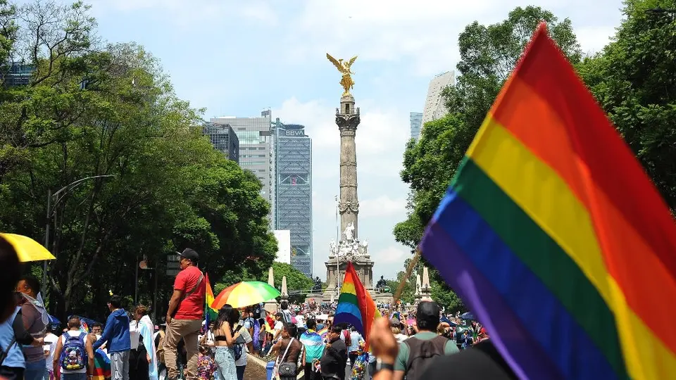Inicia marcha del Orgullo LGBT+ 2025: Paseo de la Reforma se llena de colores con mensajes de justicia y visibilidad