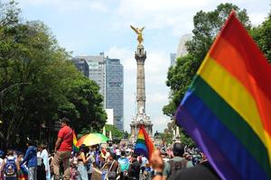 Inicia marcha del Orgullo LGBT+ 2025: Paseo de la Reforma se llena de colores con mensajes de justicia y visibilidad