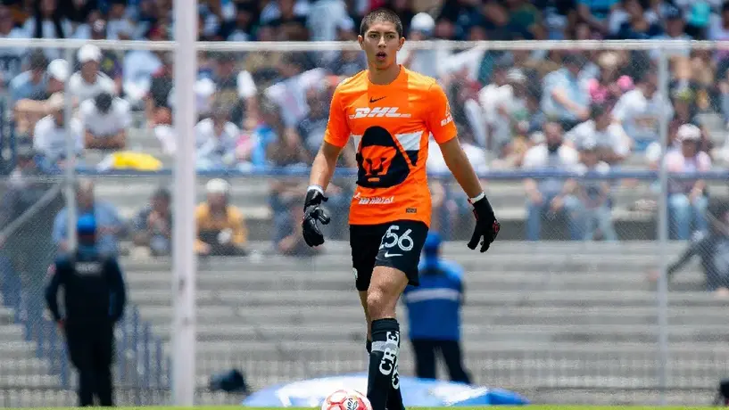 Rodrigo Parra repite como titular con Pumas; afición lo arropa tras sus errores ante Santos Laguna