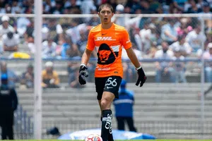 Rodrigo Parra repite como titular con Pumas; afición lo arropa tras sus errores ante Santos Laguna