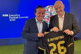 Mikel Arriola sorprende reuniéndose con Gianni Infantino