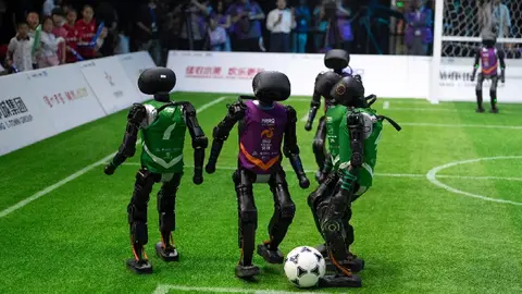 ¡Invaden al futbol! Robots controlados por IA protagonizan primer partido en China
