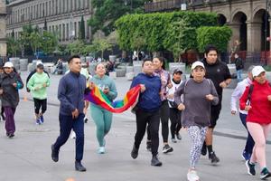 Zócalo de CDMX se convierte en una pista de atletismo para runners