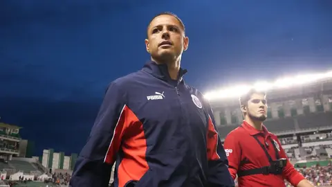 Chicharito acompaña desde la banca a Chivas en la Final de la Copa Morelos
