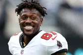 Antonio Brown, exestrella de la NFL, es buscado por intento de asesinato en Miami