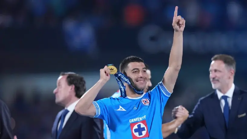 Erik Lira sueña con Europa tras coronarse en CU: “Tranquilos, no me voy a ir libre”