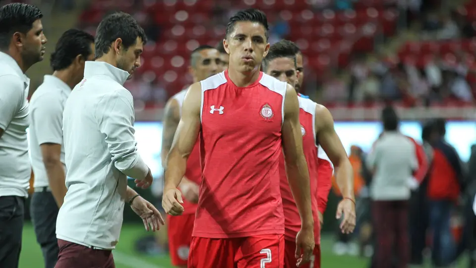 El insólito traspaso de Efraín Velarde en la Liga MX que se cerró en el baño