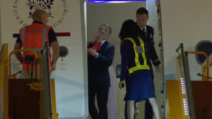 VIDEO: Presidente francés Macron recibe bofetada de su esposa