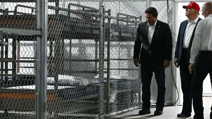 VIDEO: Así luce Alligator Alcatraz, el nuevo centro de detención para inmigrantes de Donald Trump