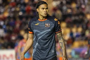 Polémica en León: policías posan con ‘Gullit’ Peña tras detenerlo por manejar ebrio