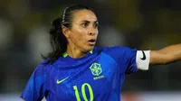 Marta sale del retiro y es titular como capitana en triunfo de Brasil ante Japón