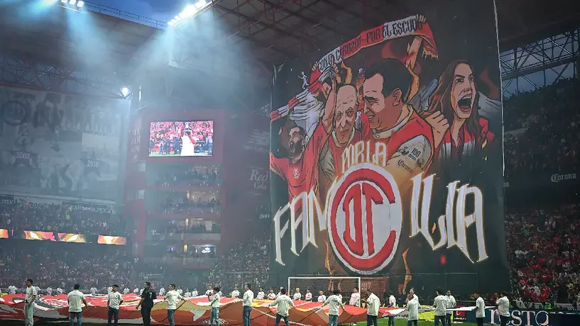 ¡El infierno está que arde! Toluca sorprende con dos tifos impresionantes