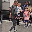 ¿Guiño a los colchoneros? Hijo de Kieran Trippier luce uniforme de Atlético de Madrid en el duelo ante Newcastle
