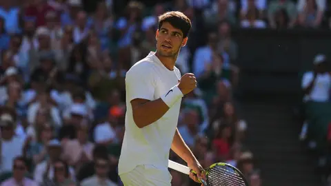 Alcaraz alcanza la tercera ronda de Wimbledon al vencer en sets corridos a Tarvet