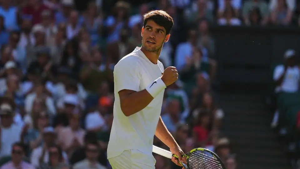 Alcaraz alcanza la tercera ronda de Wimbledon al vencer en sets corridos a Tarvet
