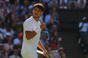 Alcaraz alcanza la tercera ronda de Wimbledon al vencer en sets corridos a Tarvet