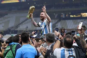Una fortuna por Messi: su tarjeta con la Copa del Mundo se vende por 126 mil dólares
