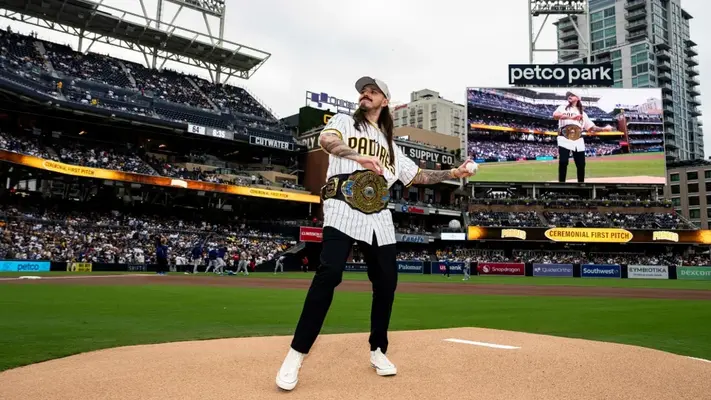 Dominik Mysterio lanza la primera bola en el triunfo de los Padres sobre Dodgers