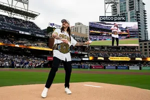 Dominik Mysterio lanza la primera bola en el triunfo de los Padres sobre Dodgers