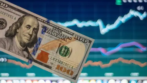 ¿Vas a cambiar dólares? El peso sigue por debajo de los 19 este jueves 10 de julio