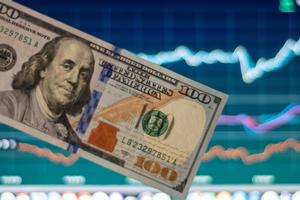 ¿Vas a cambiar dólares? El peso sigue por debajo de los 19 este jueves 10 de julio