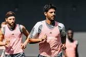 ¿Carlos Vela sale del retiro? El mexicano es captado en las canchas