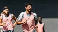 ¿Carlos Vela sale del retiro? El mexicano es captado en las canchas