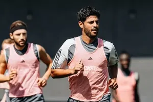 ¿Carlos Vela sale del retiro? El mexicano es captado en las canchas
