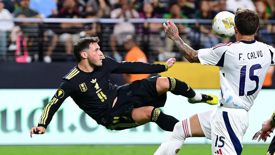 Pareja de Santiago Giménez explota por el gol anulado del delantero: "Váyanse a la…"
