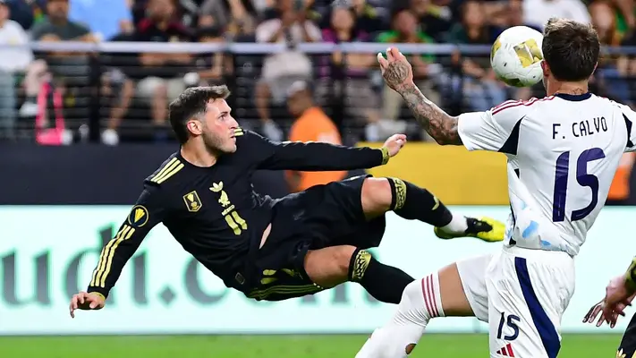Pareja de Santiago Giménez explota por el gol anulado del delantero: "Váyanse a la…"