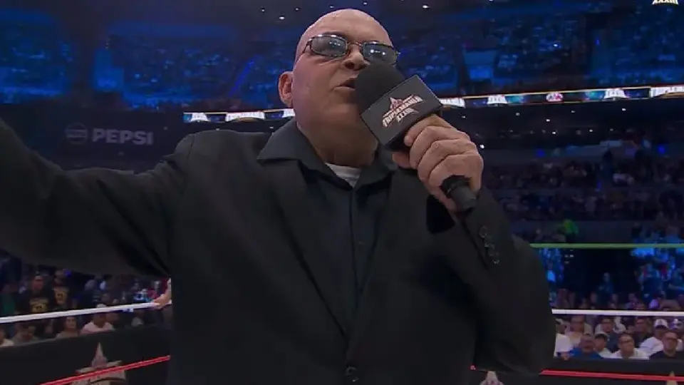 Konnan arremete contra fan durante investidura en Triplemanía XXXIII: “Vete a caminar a Tlalpan”