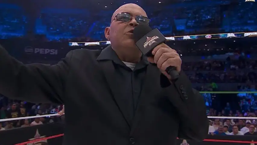 Konnan arremete contra fan durante investidura | CAPTURA