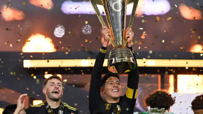 West Ham presume a Edson Álvarez tras conseguir la Copa Oro con México