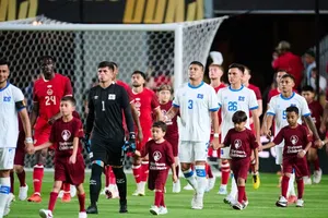 Accidente en la Copa Oro: un balón derriba la SkyCam en pleno partido