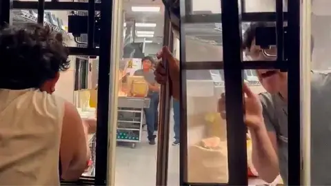 VIDEO: Surge ‘Lord Ventana’, el empleado de un restaurante que explotó por presión laboral