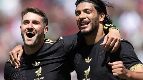 Santiago Giménez rompe sequía goleadora con Selección Mexicana