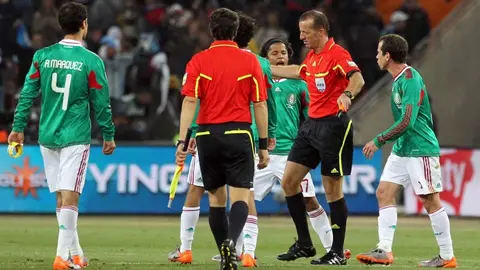 Árbitro de Sudáfrica 2010 sobre gol de Argentina a México en fuera de lugar: "Estaban hechos mie..."