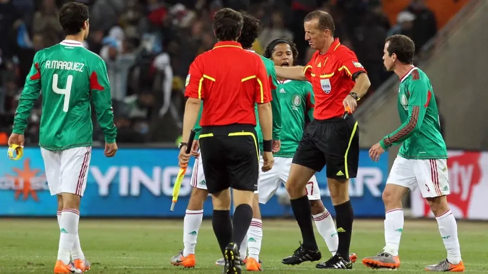 Árbitro de Sudáfrica 2010 sobre gol de Argentina a México en fuera de lugar: "Estaban hechos mie..."