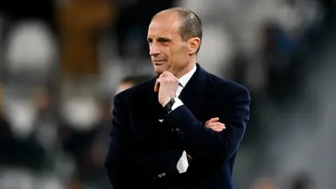 ¡Nuevo DT para Santiago Giménez! Massimiliano Allegri será entrenador del Milan