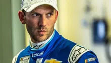 ¡Mal y de malas! Daniel Suárez casi atropella a un mecánico en The Chilango 150 de NASCAR Xfinity Series
