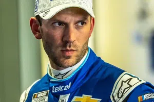 ¡Mal y de malas! Daniel Suárez casi atropella a un mecánico en The Chilango 150 de NASCAR Xfinity Series