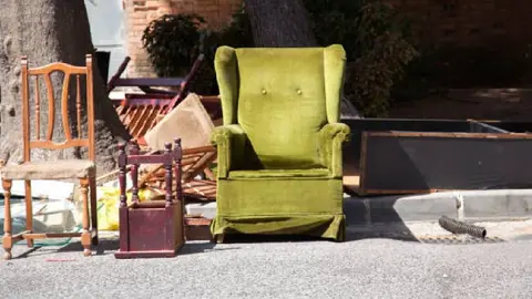 ¿Multa por tirar muebles en la calle? Esto es lo que debes saber