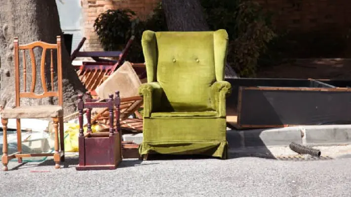 ¿Multa por tirar muebles en la calle? Esto es lo que debes saber