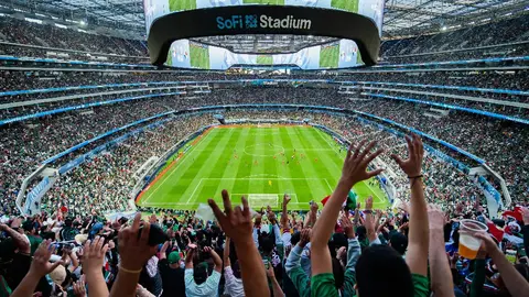 Afición mexicana protesta en las afueras del SoFi Stadium, recinto del México vs República Dominicana