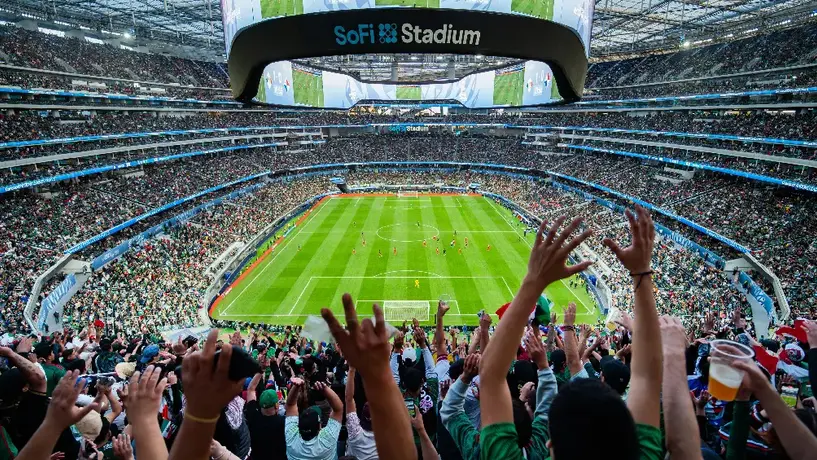 Afición mexicana protesta en las afueras del SoFi Stadium, recinto del México vs República Dominicana