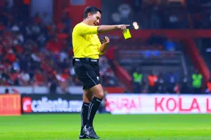 ¿El 'Cantante' Guerrero aboga por las Chivas? Esto dijo el exárbitro de la Liga MX