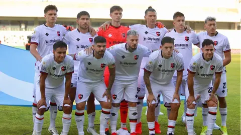 Darío Benedetto, ex de América y Gallos, sale lesionado en su debut con Newell's