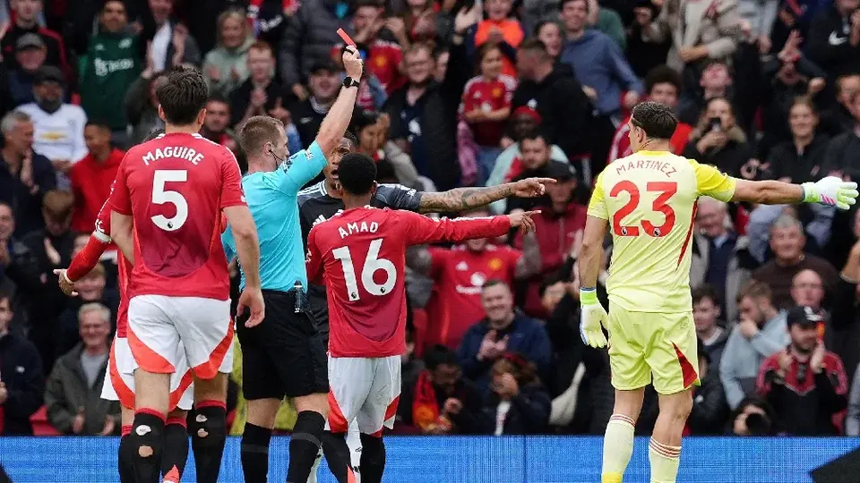Dibu Martínez es expulsado y acaba con sueño de Champions para Aston Villa